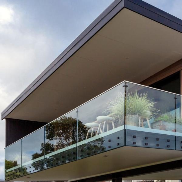 Bardage en verre résidentiel pour terrasses extérieures Balustrade en verre trempé coupée à la taille Manche en verre sans cadre Balcon en verre sans couture