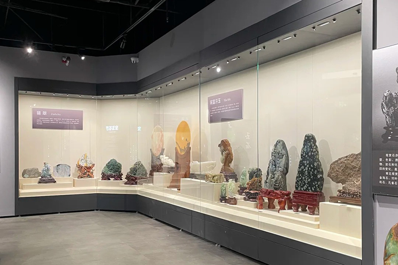 L-Shape Corner Museum Wall Display Case with Seamless Modular Splicing, Anti-UV Low-Iron Glass, and Built-in LED Lighting