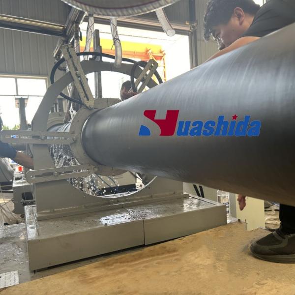 Ligne de production intégrée de tubes isolés PU flexibles / rigides renforcés de fibres