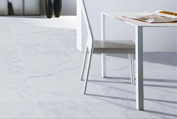 Telha de assoalho lustrada da porcelana que olha como a baixa taxa de absorção de mármore