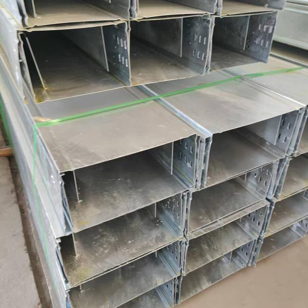 Montado en el suelo, bandeja de cable galvanizado con ajuste y características fuertes, fácil de instalar