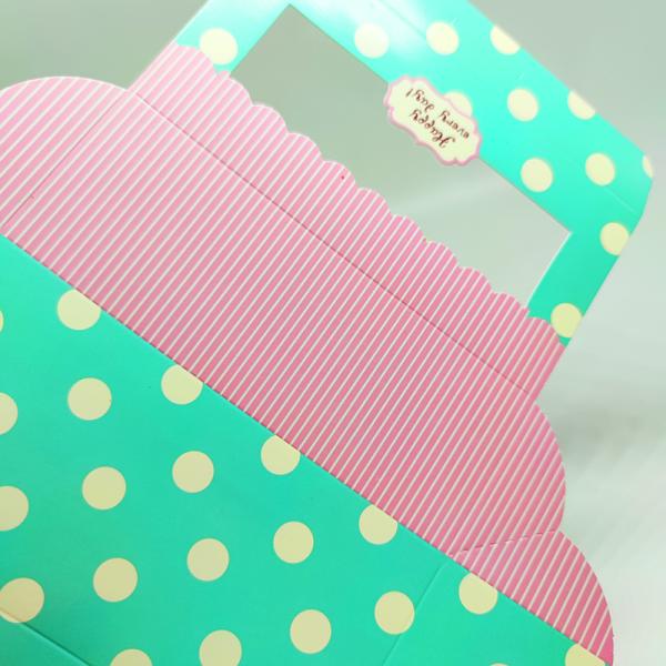 CMYK Recycled Paper Gift Boxes Food Grade Handle Custom Cardboard Take Away Cake Box