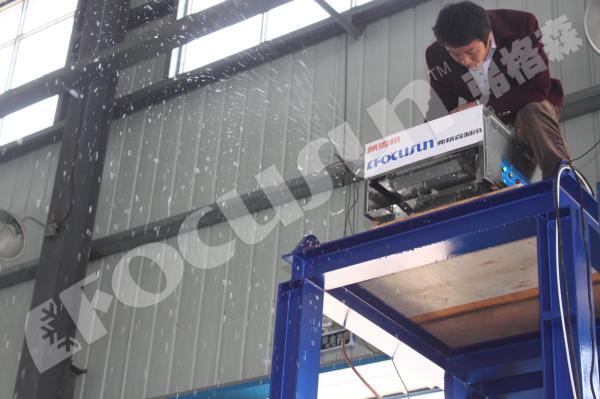 Outdoor Indoor Four Seasons Ice Snow Park Snow Scenery and 300Kg Ice Storage Capacity