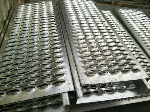 Crocodile Mouth Hole Shaped Perforated Anti Skid Steel Plate For Floor / Stairs