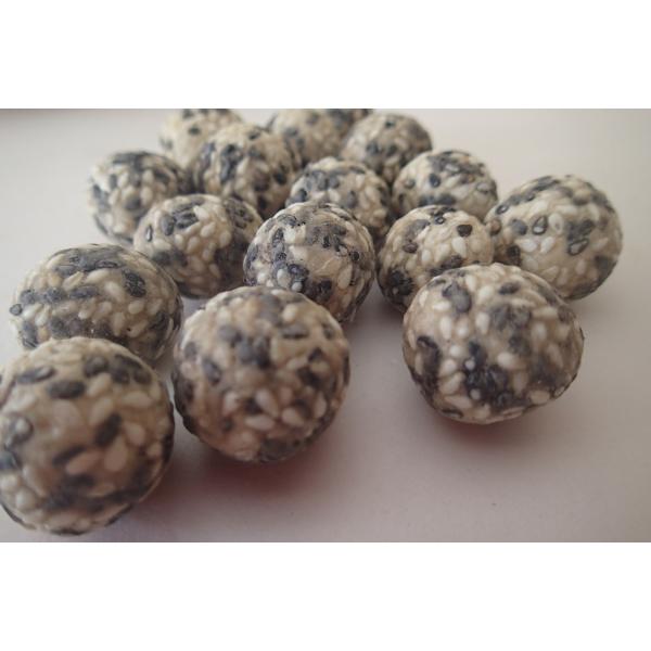 Черный белый сезам покрыл испеченных арахисами хрустящих шутих арахиса морской водоросли