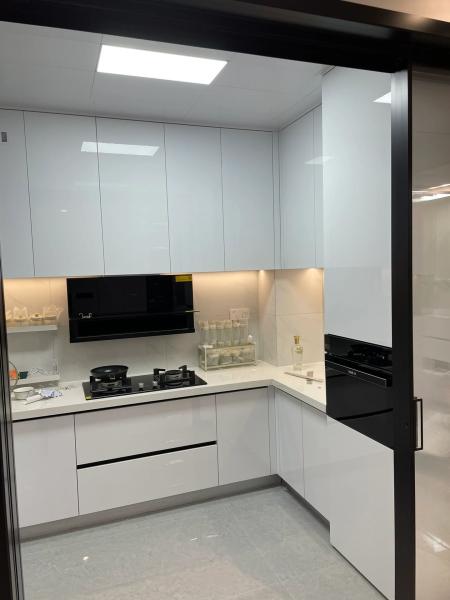 Armoire de cuisine modulaire de luxe en forme de U avec températures de couleur LED réglables