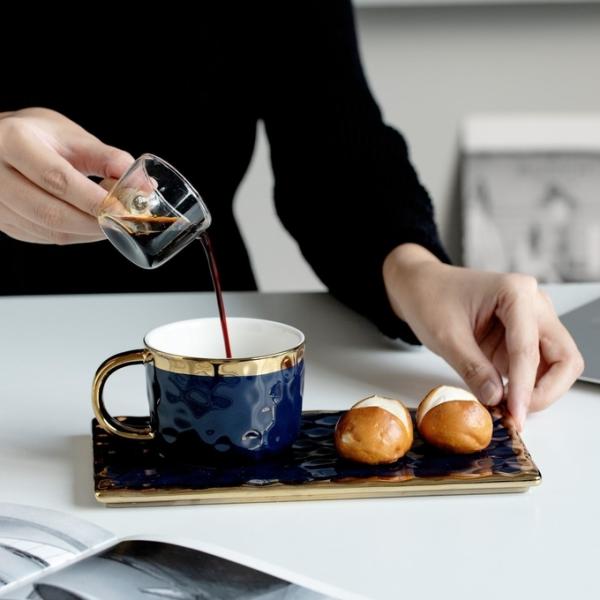 Elegant Black Ceramic Mugs With Gold Accents Wavy Textures For Coffee Tea Pastry Pairings Modern Minimalist Design