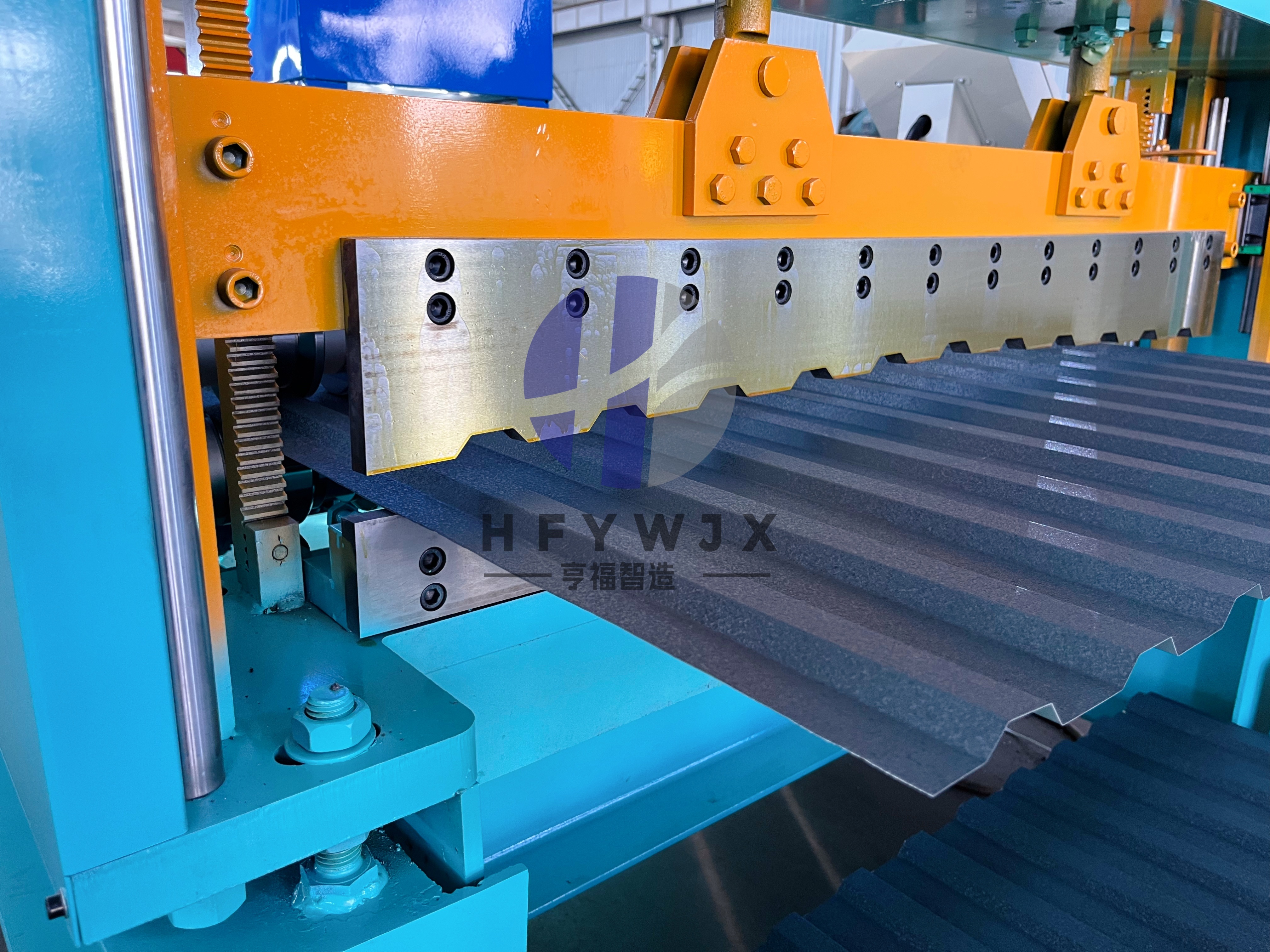 High Speed 30m/min C16 Roof Panel Roll Forming Machine with Double Linear-Guide Hydraulic Cutting and 23 Rows Rollers