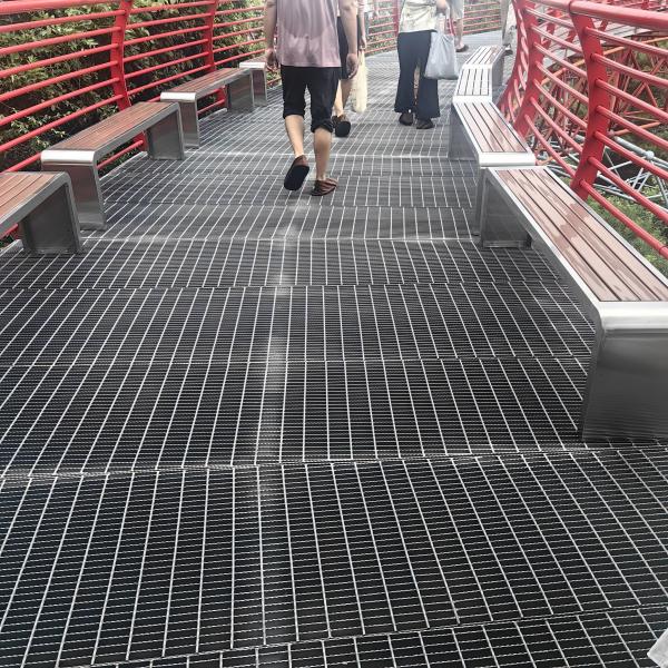 30mm Pitch Industrial Steel Grating With 3mm Cross Bar Thickness Machine Pressure Welding