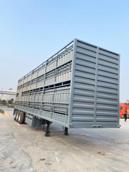 Livestock Transport Trailer Cattle / Cow Fence Carrier Truck with Jost E100 Landing Gear