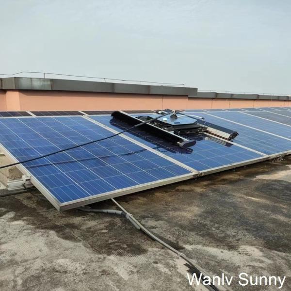 Робот для очистки солнечных панелей с литийными батареями