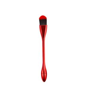 Les femmes façonnent les brosses en bois de maquillage de poignée soyeuses et