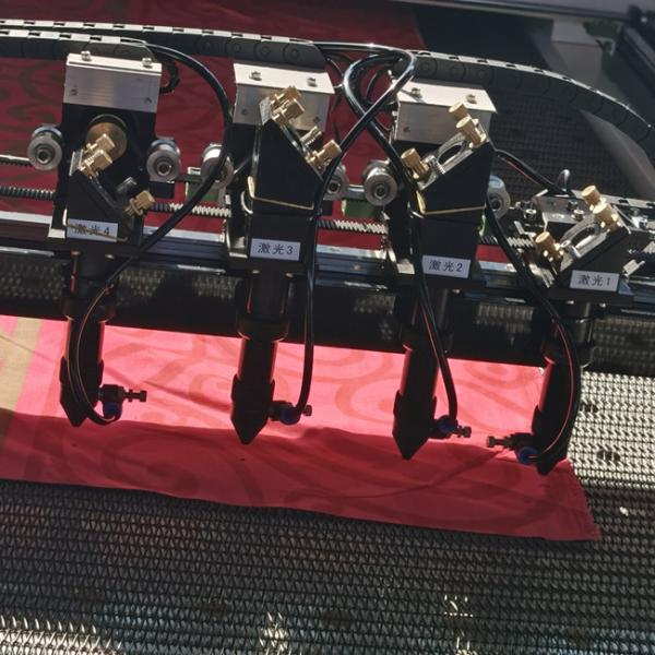 Взаимный лазер голов движимости 4 гравируя автомат для резки 80W 100W для ковра циновки половика нейлона