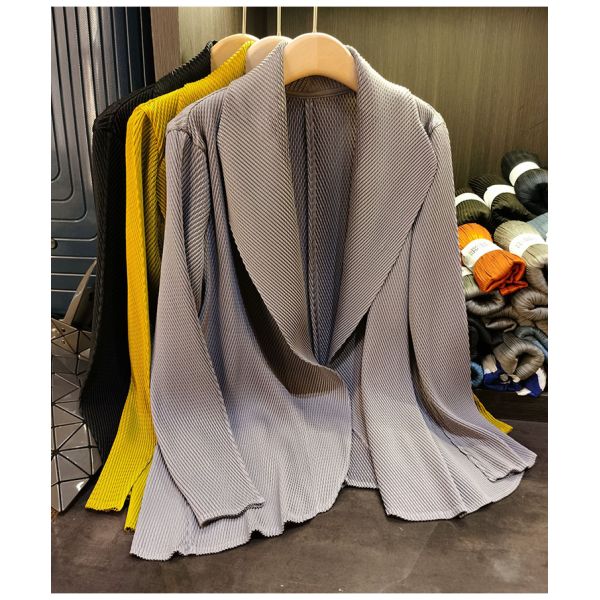 Spring 2025 Women's Solid Color Lapel Long Sleeved Pleated Women's Long Coat