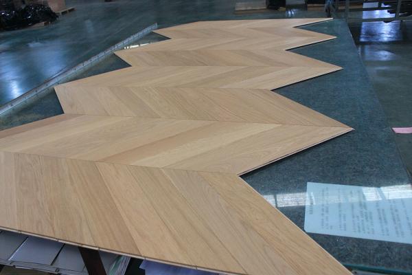 Width 90mm Natural Oak Chevron Engineered Flooring 510x90x10/4MM, AB grade, Brushed, UV lacquer