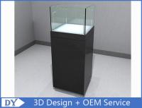 Casilla de visualización de joyas de vidrio negro brillante, cuadrado, pedestal con gabinete.