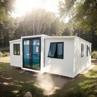 Maison de conteneurs en aluminium avec fenêtres coulissantes et lumière naturelle à LED