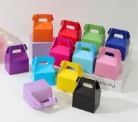 Des mini boîtes à gâteaux en papier écologiques avec poignée d'emballage en couleurs vives