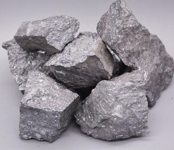 El silicio ferro de la metalurgia convierte el terrón del metal en escoria de silicio de 553 grados