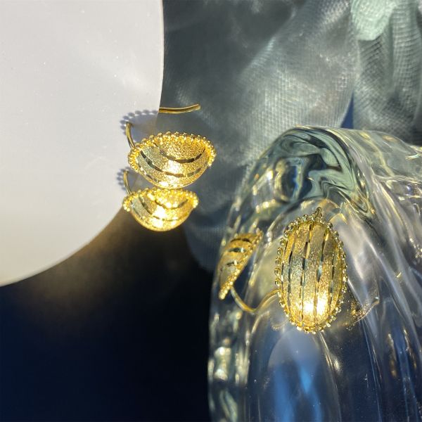 Graciosos aretes de oro de plumería de 18 caratos