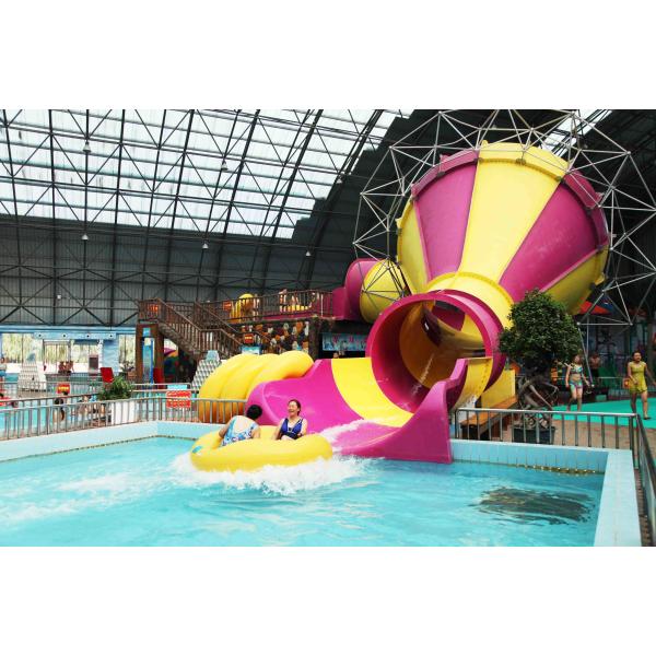 Waterslide детей над скольжением воды бассеина земли для игры воды семьи взаимодействующей