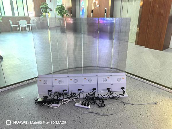 Écran d'affichage à film transparent LED HD P6 intérieur DC5V pour la publicité dans les centres commerciaux