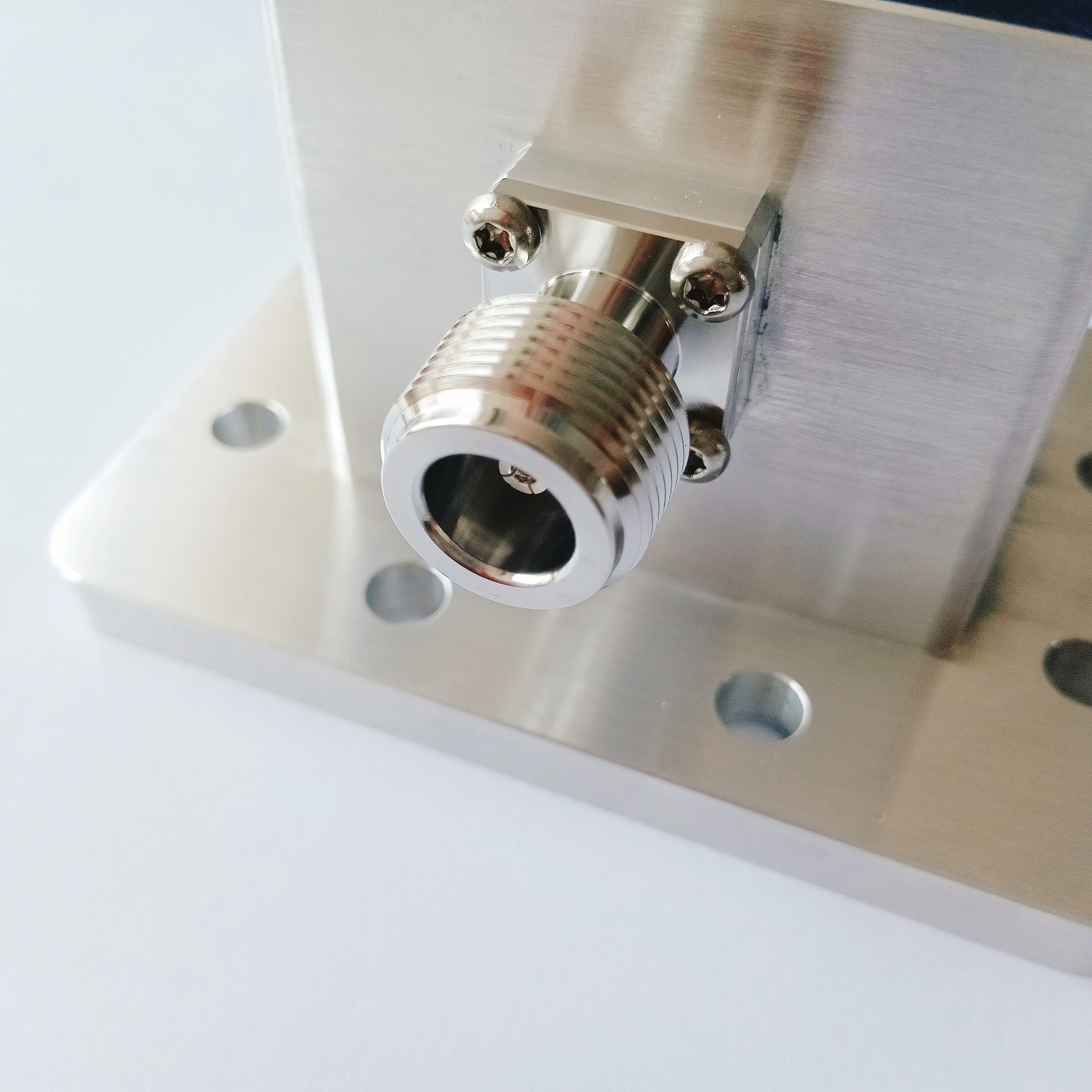 Right Angle Waveguide To Coax Adapter With N-Female Connector For 3.94~5.99GHz C-band Applications