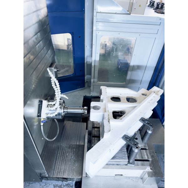 HMC Horizontal Machining Center BT50 Spindle Taper Hole 15 18KW Spindle Motor Power