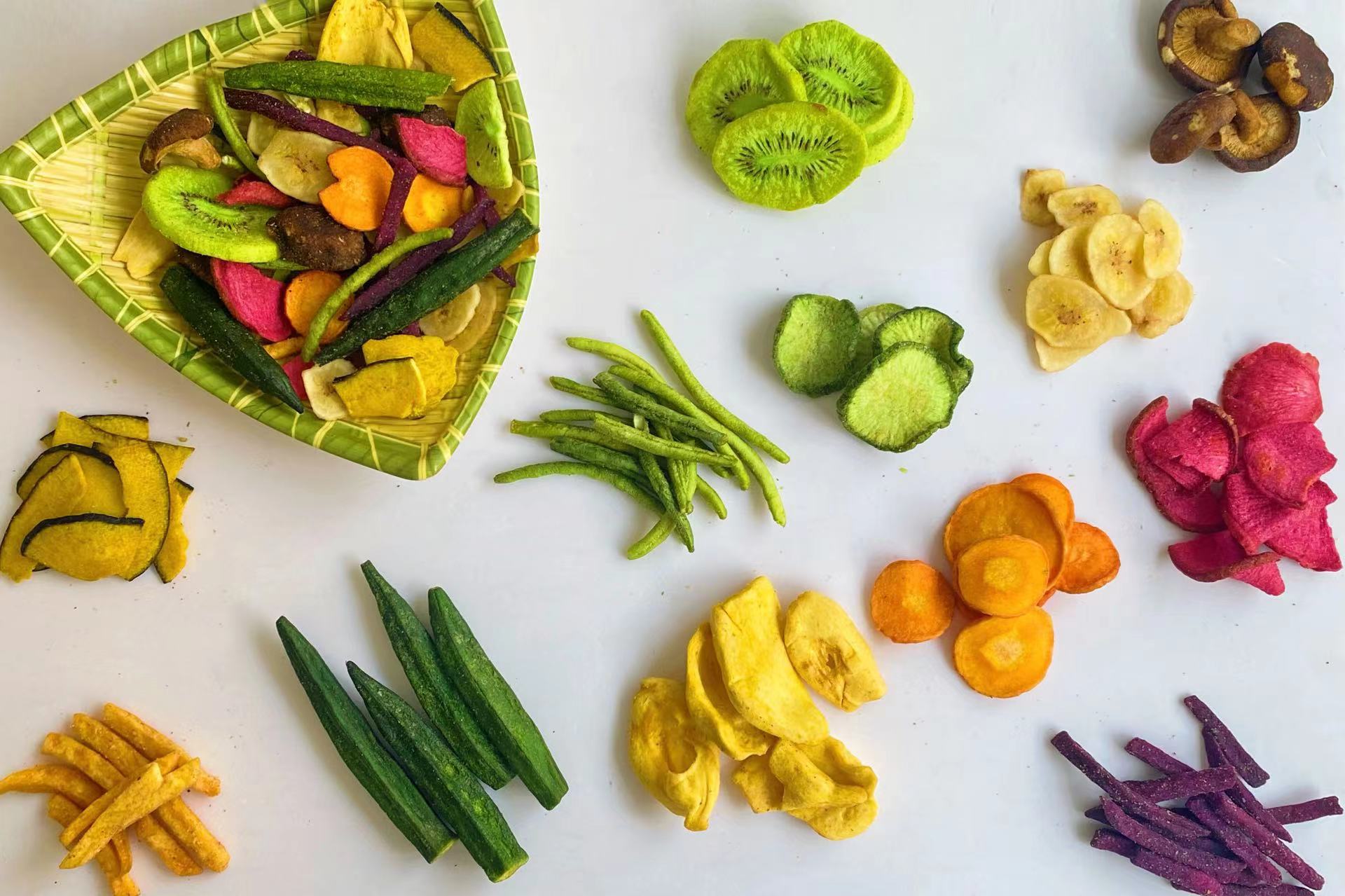 Здоровые органические закуски вакуумируют зажаренные фрукты и овощи отрезают хрустящие обломоки Яблока
