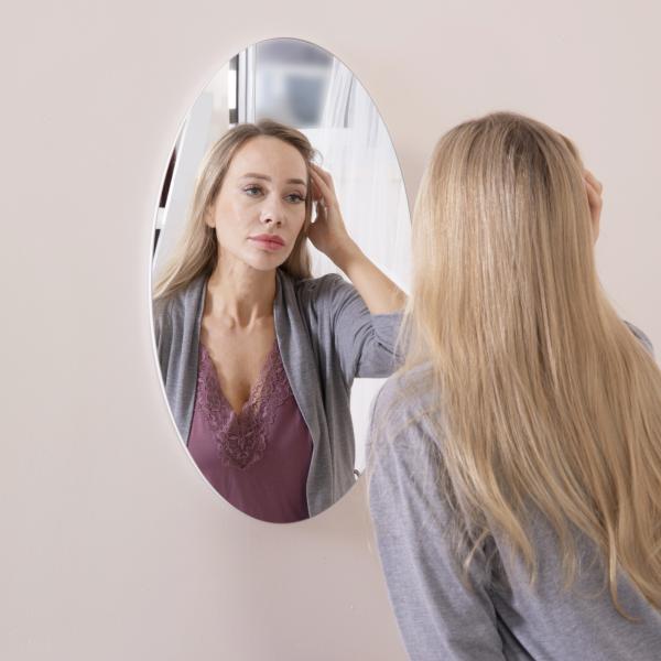 Прочной макияж установленный стеной отражает овальное Frameless зеркало Bathroom