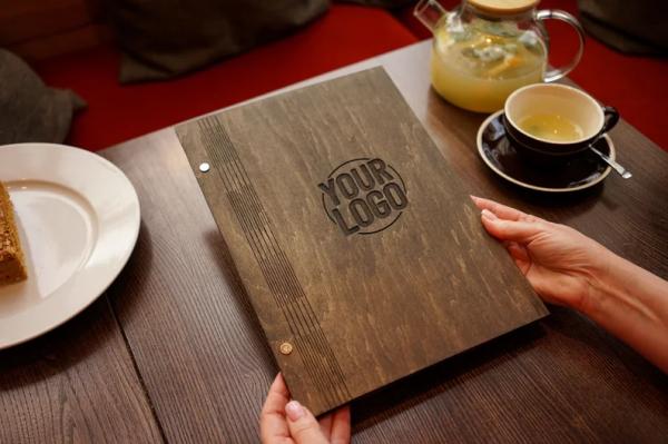 Couverture de menu en bois personnalisée pour restaurants - Bambou 12x9 pouces avec support gravé
