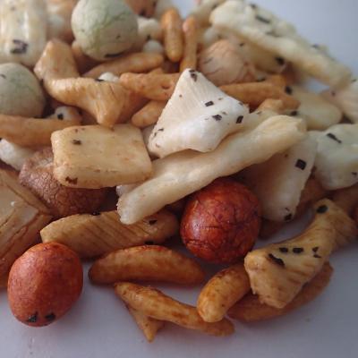 Os petiscos saudáveis da grão do alimento por atacado japonês misturaram o petisco de Cracker&Peanuts do arroz