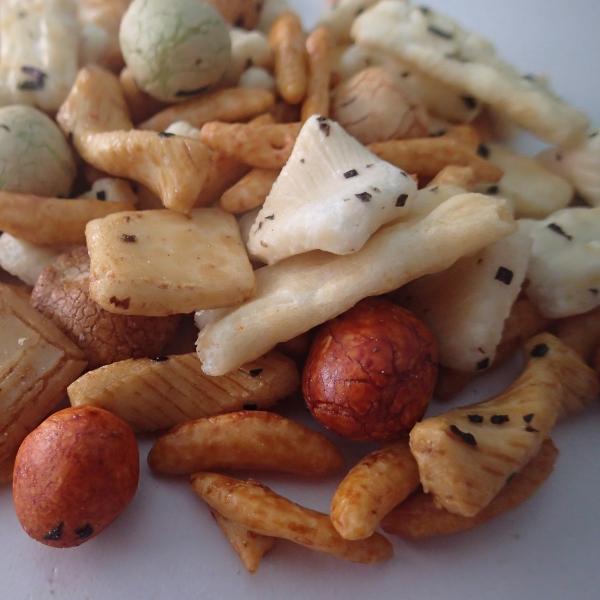 Os petiscos saudáveis da grão do alimento por atacado japonês misturaram o petisco de Cracker&Peanuts do arroz