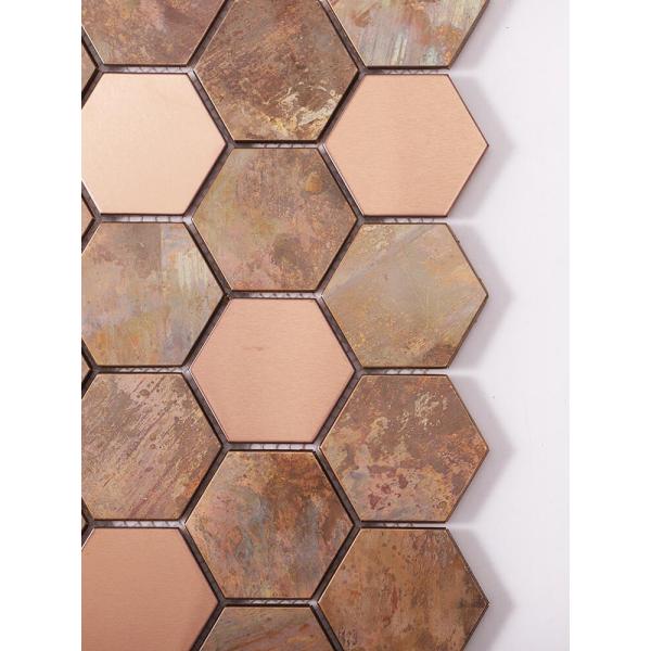Ecrãs de parede de mosaicos hexagonais de metal criam espaços de luxo vintage para hotéis