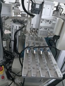 Machine d'assemblage de capuchons, de capuchons pour lait et de capuchons pour