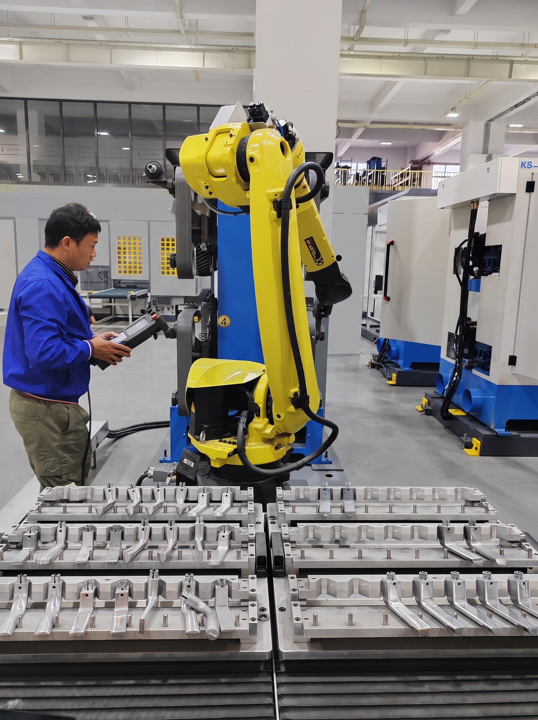 Fully Automatic Robotic Polishing Machine Multi Axis For Door Handle Mirror Finish