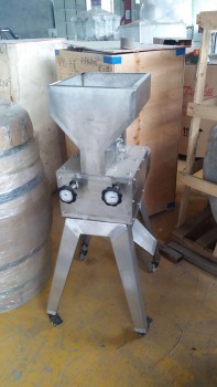 Carbon Steel / Stainless Steel Small Pulverizer Machine , Preliminary Work Beer Grain Crusher