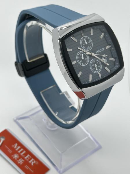 Une montre de poignet de quartz élégant avec un bracelet en cuir lumineux pour les hommes à la mode