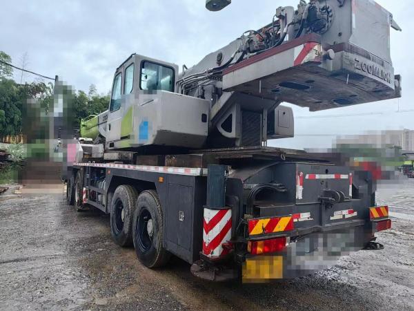 Cran de camion mobile Zoomlion 80 tonnes Hauteur maximale de levage 40m pour le dédouanement des stocks