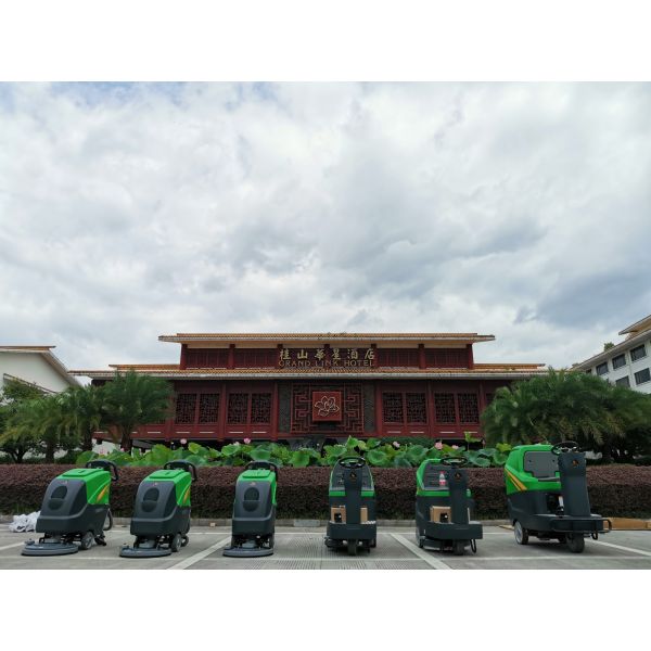 DQX5A Self-propelled Walk-behind Auto Scrubber Reduces pushing effort by up to 70% for extended cleaning tasks