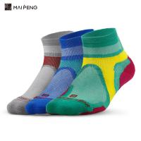Des chaussettes confortables à cheville, des chaussettes de sport, des chaussettes de course, sur mesure.