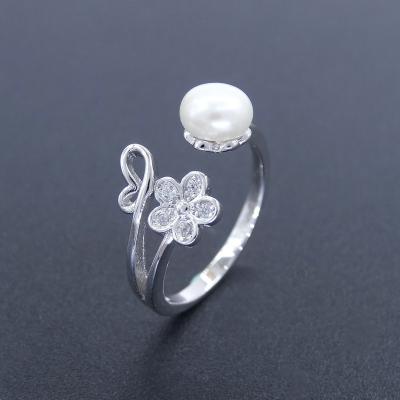 Os aneis de noivado de água doce bonitos da pérola com folha/flor dão forma