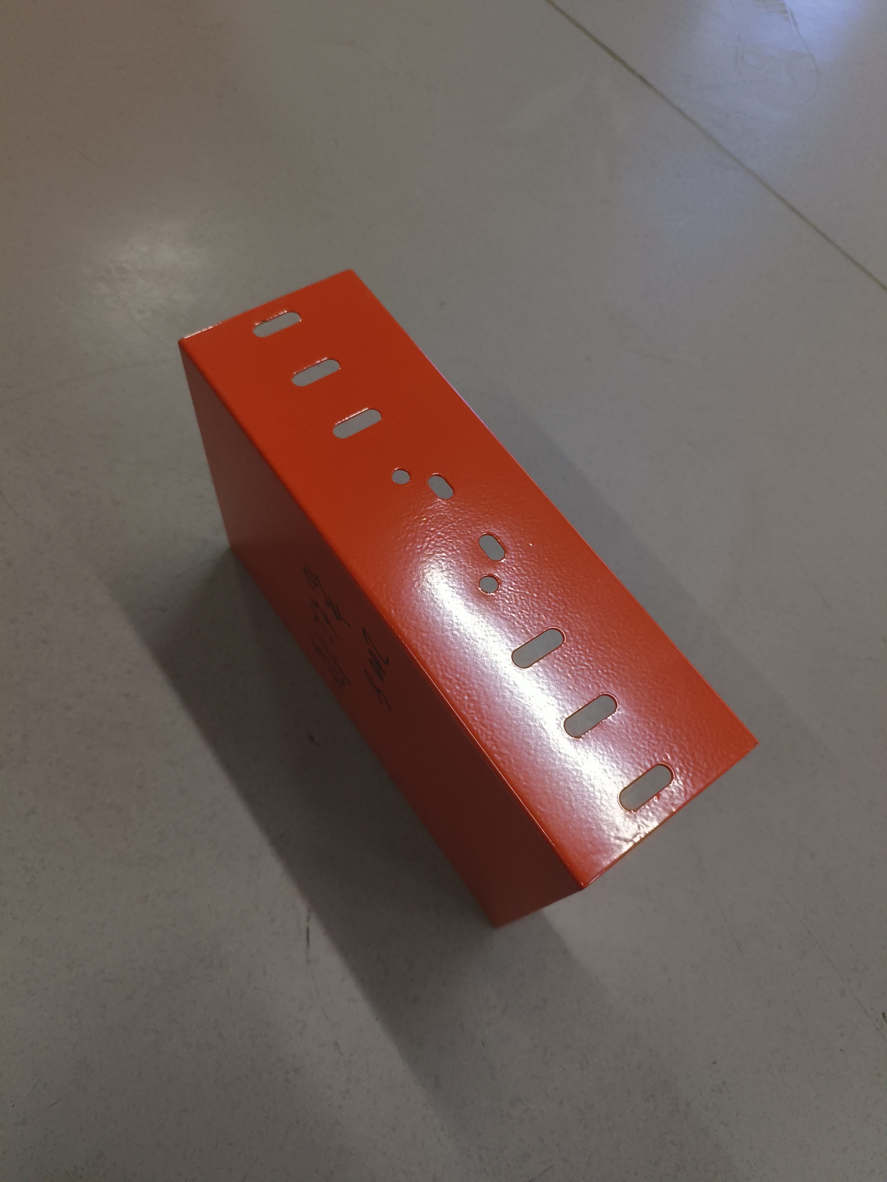 Anti-Corrosion Solid Bottom Trough Cable Tray with Custom Dimensions for Enclosed Channel Cable Protection