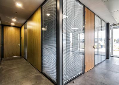 Sala de vidro divisor de escritório divisor de parede com porta e todos os fixos Ferragens com persianas