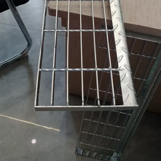 Hot-Dip Galvanized Steel Grating with Square Grid and Q235 Material for Stair Treads