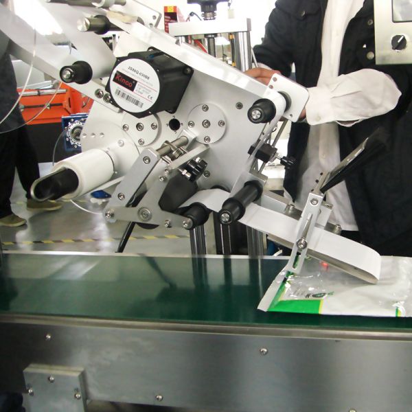 PLC Automatic Flat Label Applicator Machine Applicator For Box Bottle Cap Packaging Bag