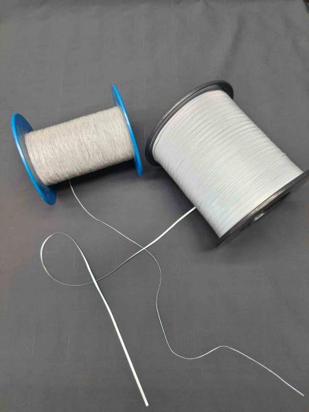 O fio reflexivo retro da linha para a roupa costurando de confecção de malhas do chapéu calça branco