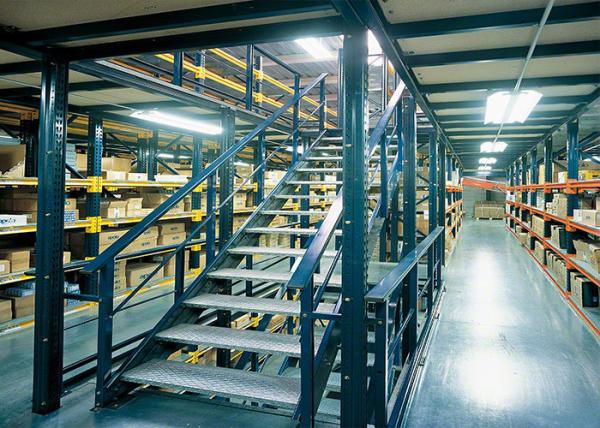 L'étagère résistante a soutenu la mezzanine d'entrepôt, mezzanine industrielle à plusieurs niveaux