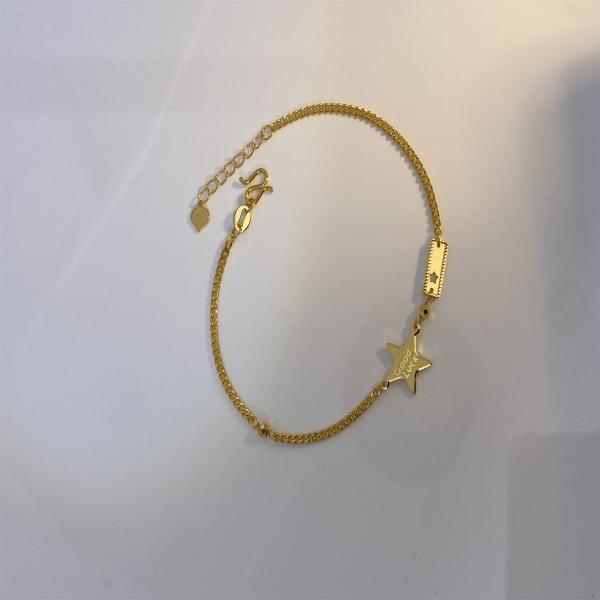 Un sofisticado brazalete de corazón de oro sólido de 18 caratos.