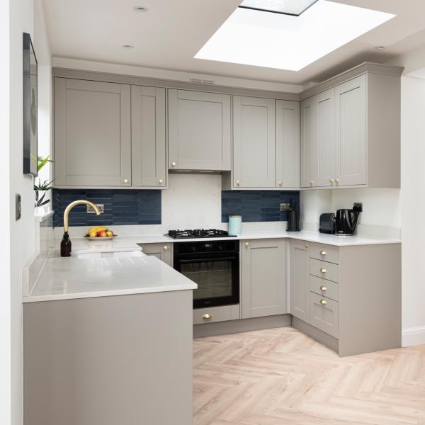 Wooden Modular Shaker Style Kitchen Cabinet Custom Moisture Proof